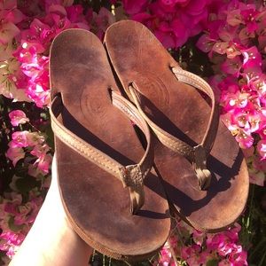 Rainbow flip flops. 💓